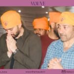 sunny deol and karn deol taking blessing at patna saheb